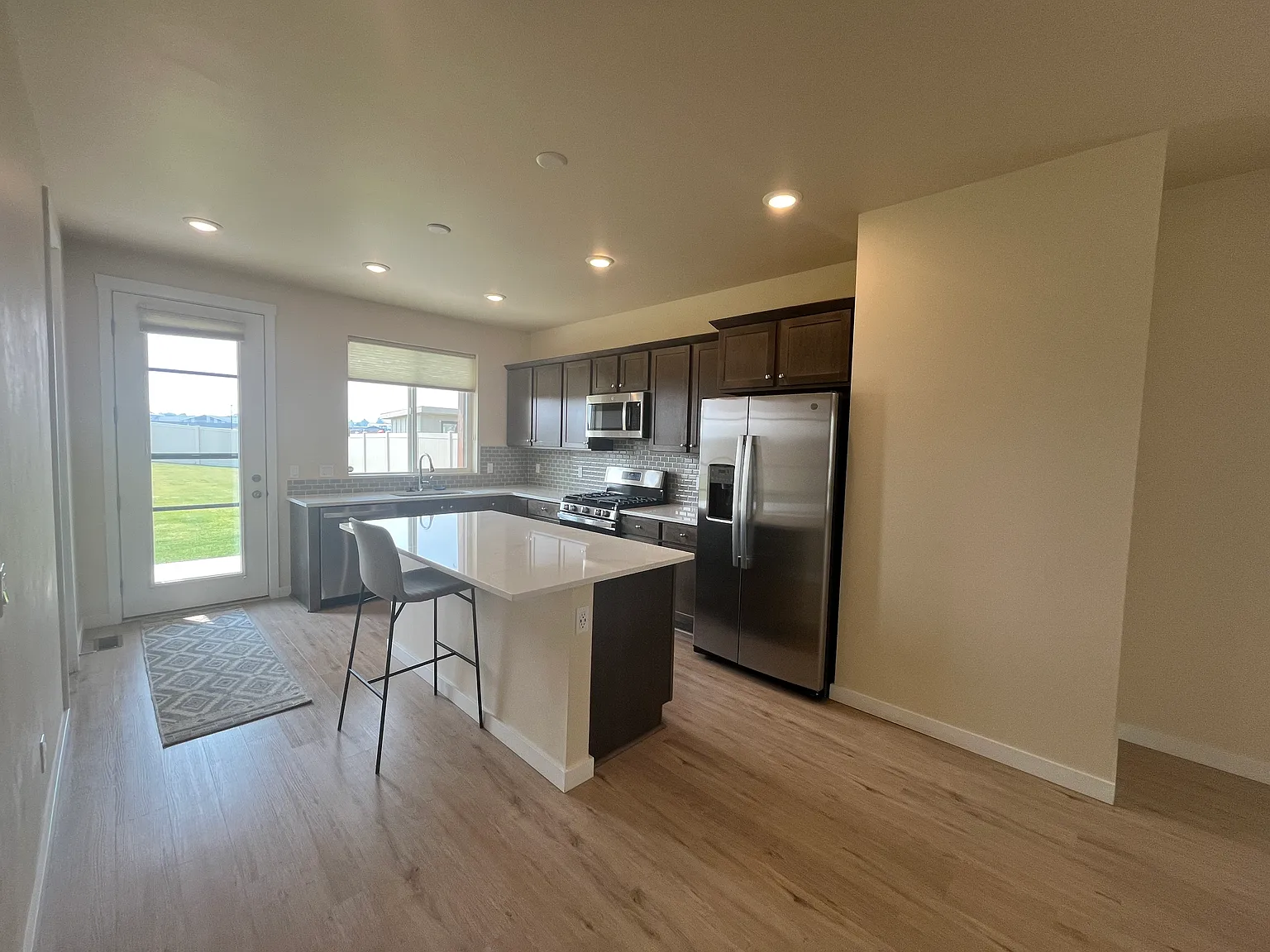 3 bed, 2.5 bath, 2133 sqft, $2,500 — Photo 2