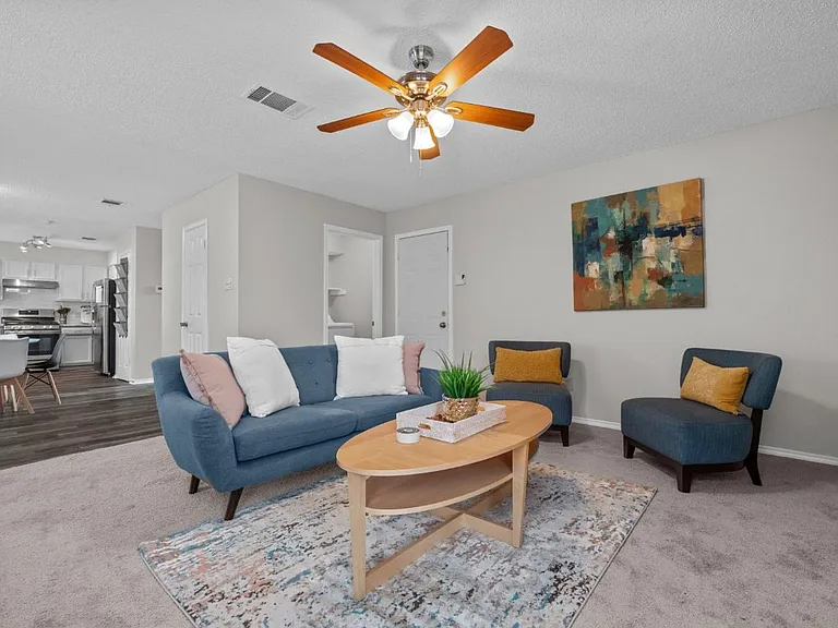406 Oakcrest Dr — Photo 2