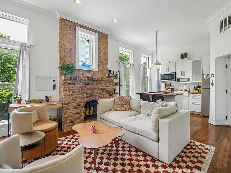 223 W Wisconsin St #2B — Photo 2