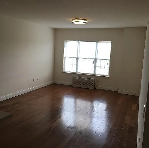 111 Glenwood Ave — Photo 3