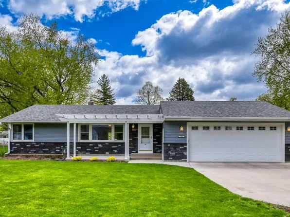 2904 Sheldon St, Roseville, MN 55113