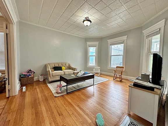 3rd image of 84 Lonsdale St #1