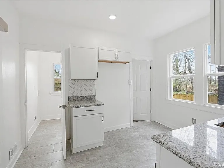 725 Lakewood St — Photo 8