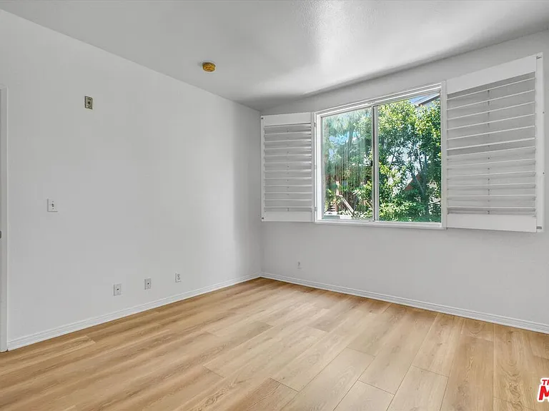 2222 N Beachwood Dr #302 — Photo 24