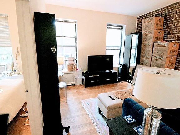 2nd image of 129 W 72nd St #2A