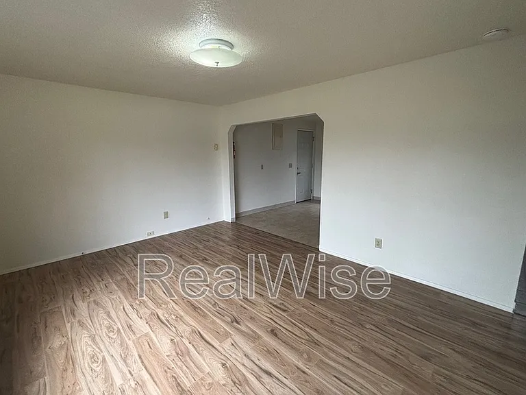 241 NW Rose St — Photo 5