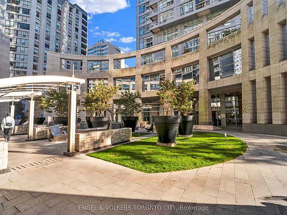 3rd image of 2181 Yonge St #3402