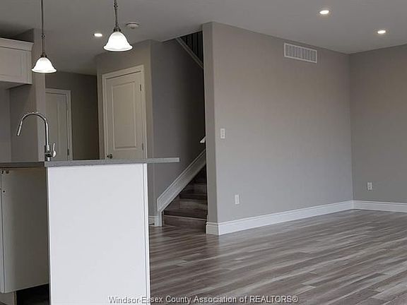 4th image of 3586 Hallee Cres