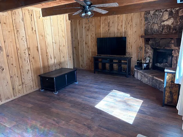 809 E Angeles Blvd — Photo 3