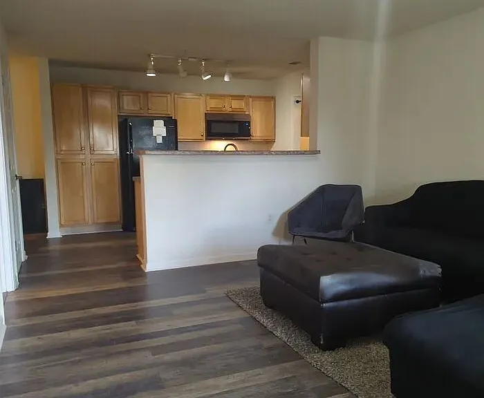 1402 Harts Ridge Dr — Photo 2