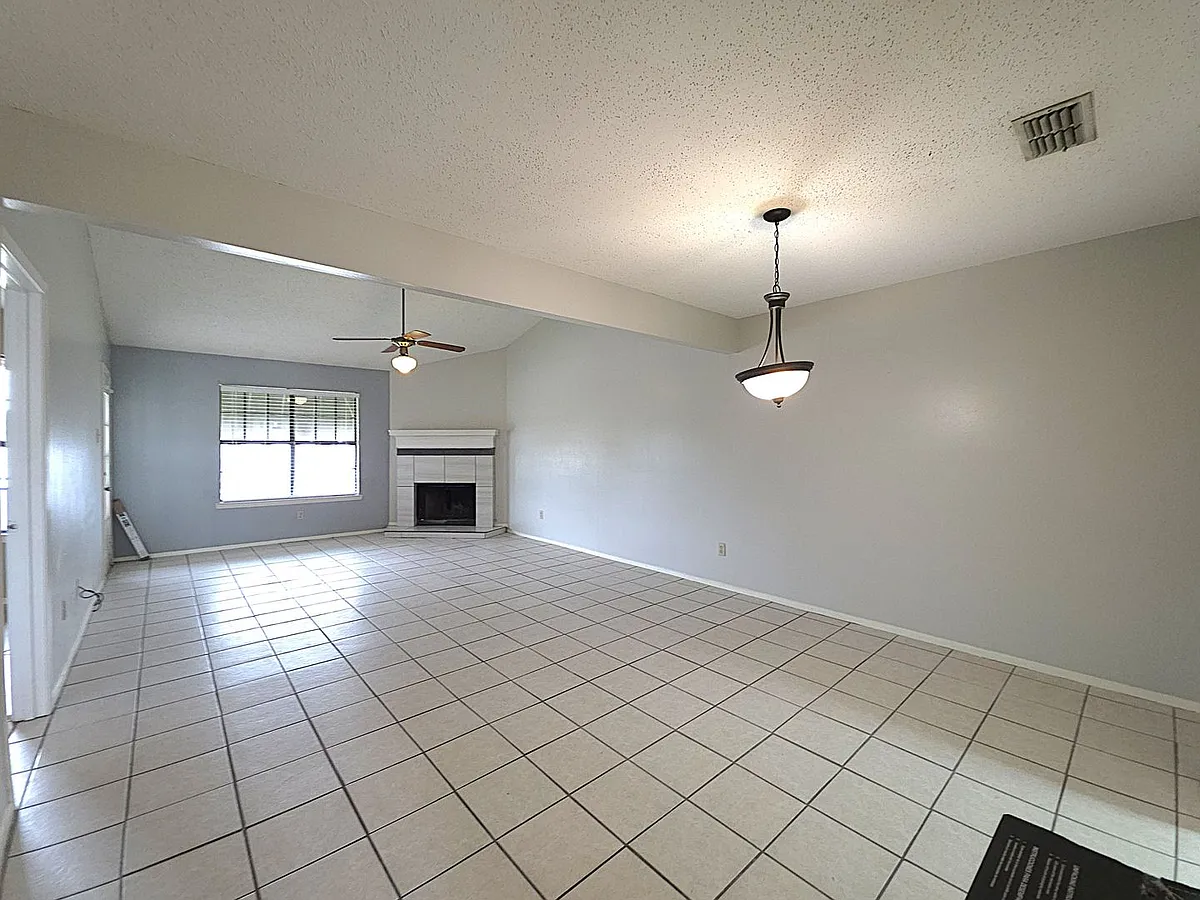 Building Photo - 400 W South Town Dr #204