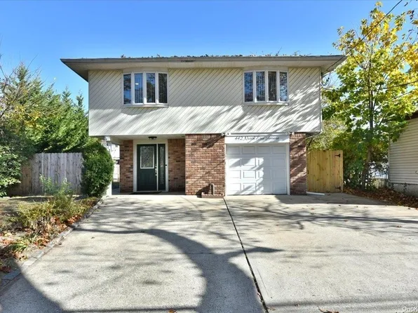 442 N Erie Avenue, Lindenhurst, NY 11757