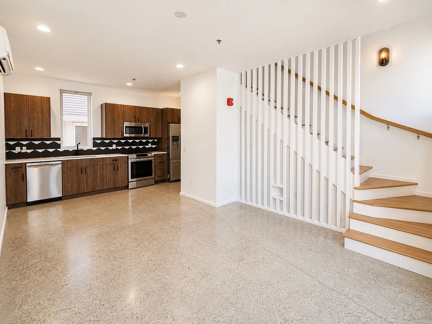 2 bed, 1.0 bath, 978 sqft, $2,495 — Photo 2