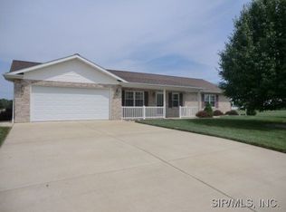 412 Willow Run Dr, Red Bud, IL 62278