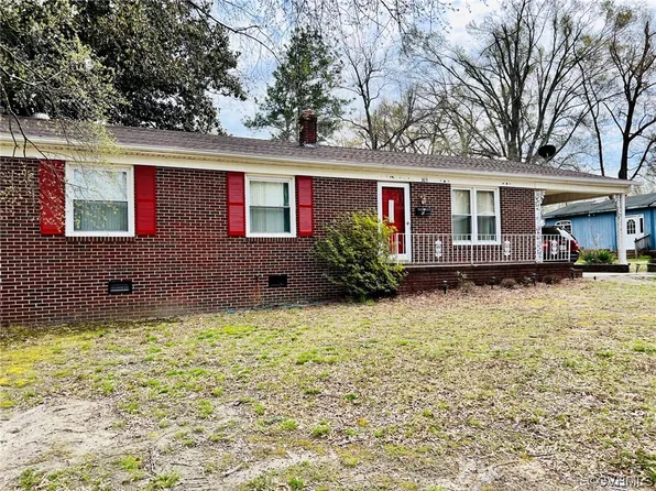 303 S Harris St, Blackstone, VA 23824