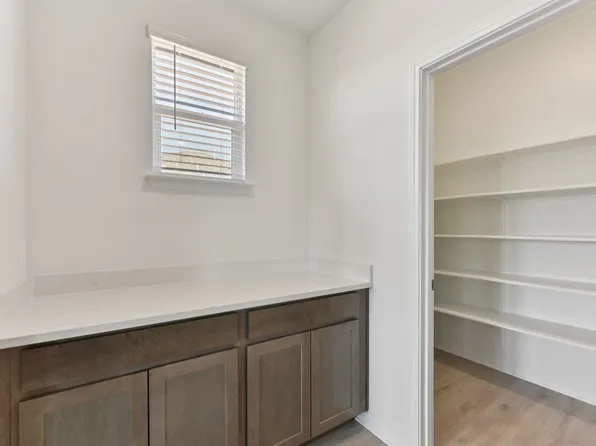 130 Divisadero Dr, Hutto, TX 78634