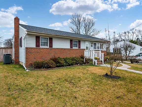 3rd image of 1011 Lilac Ln