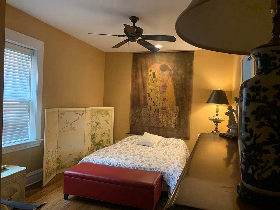 Master bedroom with Queen bed super comfortable. remote to raise to zero gravity or as you wish.