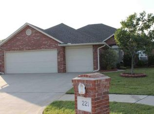 221 SW 27th St, Moore, OK 73160