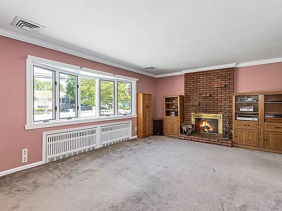 5th image of 22 White Oak St