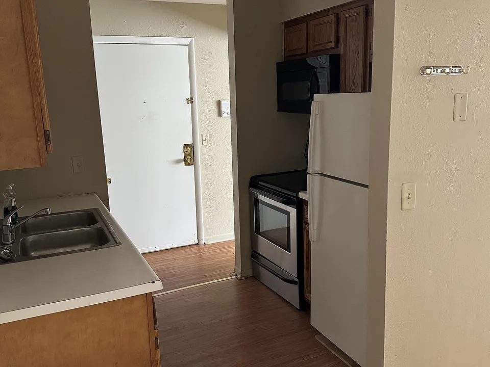 916 S Byrne Rd #8