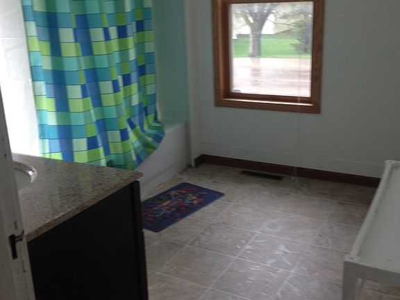 5th image of 140 W Main St