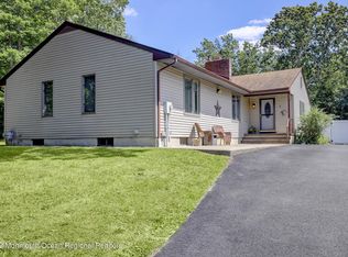 5 Knolls Dr, Jackson, NJ 08527