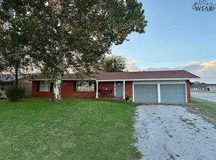 200 Arden St, Bowie, TX 76230