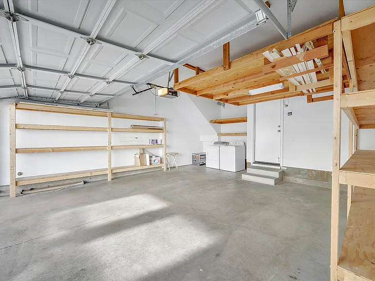 558 Manhattan Pl — Photo 30