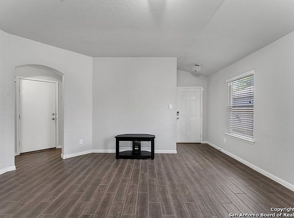 5th image of 935 Mirage Dr
