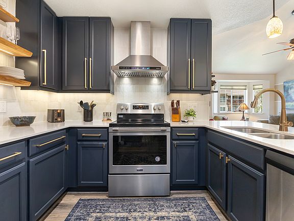 Modern Kitchen | Gas Stove | Equipped