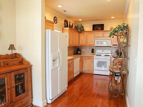 3rd image of 304 Banister Dr #201