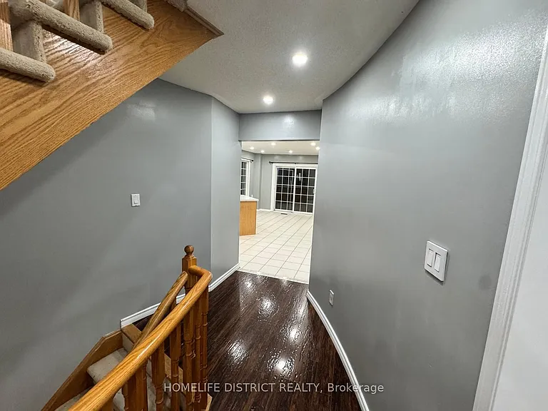 1100 Ashgrove Cres — Photo 47