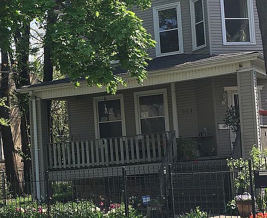 3rd image of 119 N Lotus Ave