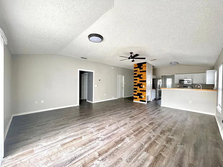 519 Chancellor Dr E — Photo 3