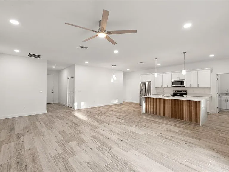 5352 Lowell Ave — Photo 3