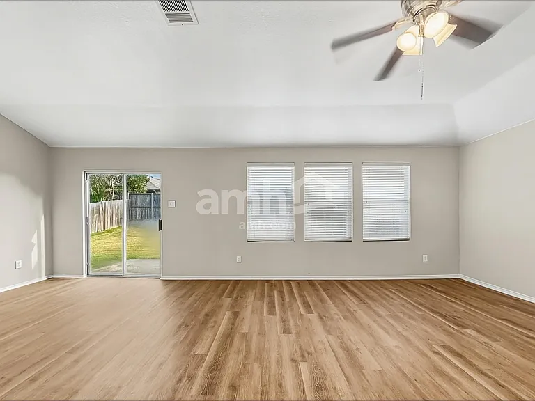 429 Grant Ln — Photo 8