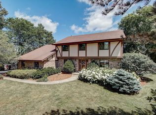 1320 Poplar Ridge Ct, Brookfield, WI 53045