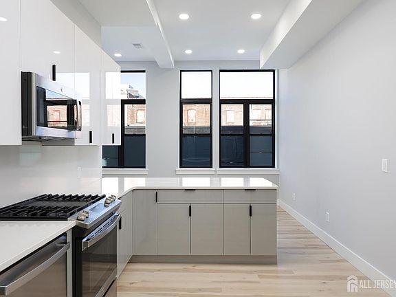 3rd image of 365 George St #1