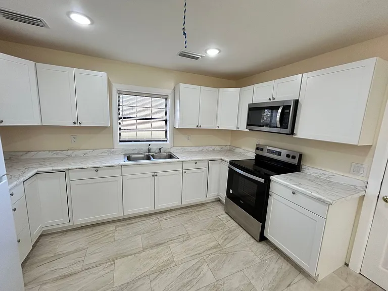 2433 Wakulla Ave — Photo 8