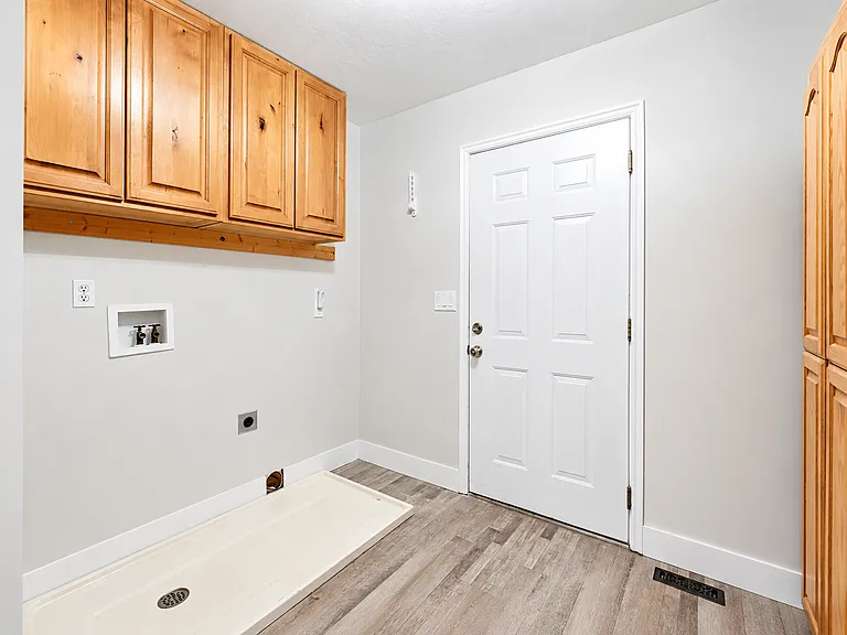 Upstairs laundry room : 9'9" x 10'10"