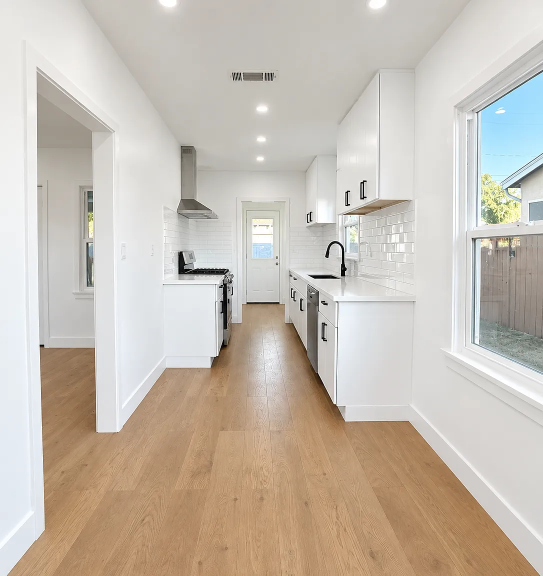 2 bed, 1000 sqft, $1,975 — Photo 3