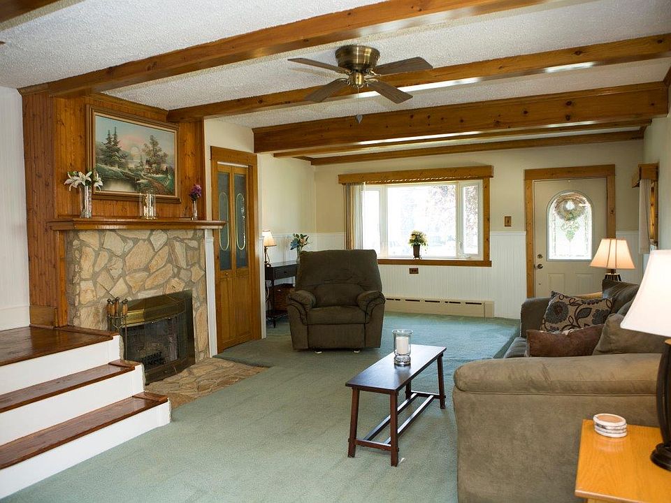 Living Roon w/ Fireplace
