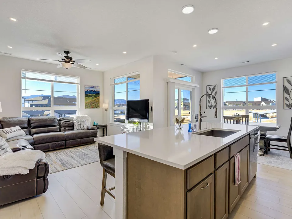 10675 Helenite Point