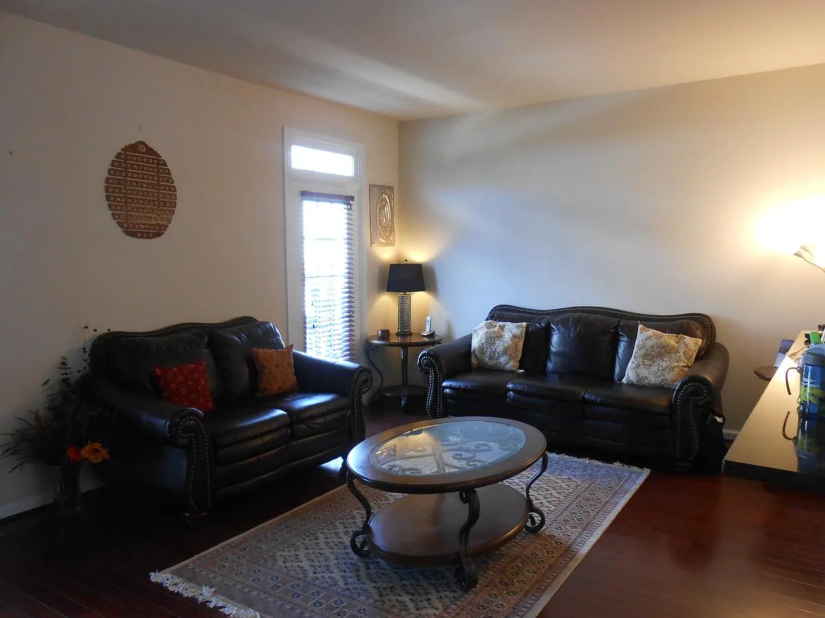 4 bed, 3.5 bath, 2020 sqft, $3,000 — Photo 2