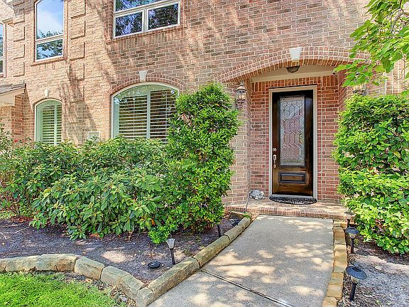 2nd image of 2 Fournace Gardens Dr