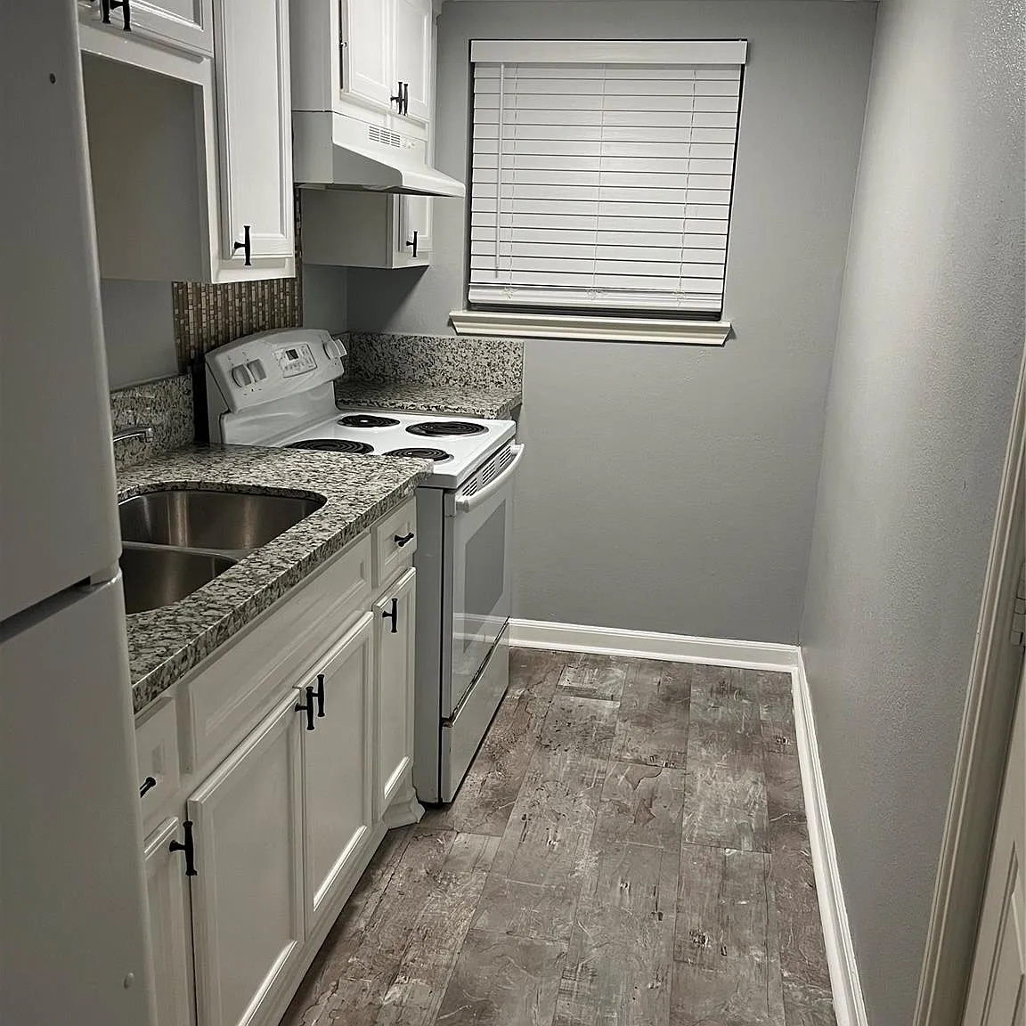 2 bed, 1.0 bath, 1200 sqft, $1,300 — Photo 2
