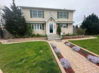 26 Farragut Ave, Lindenhurst, NY 11757