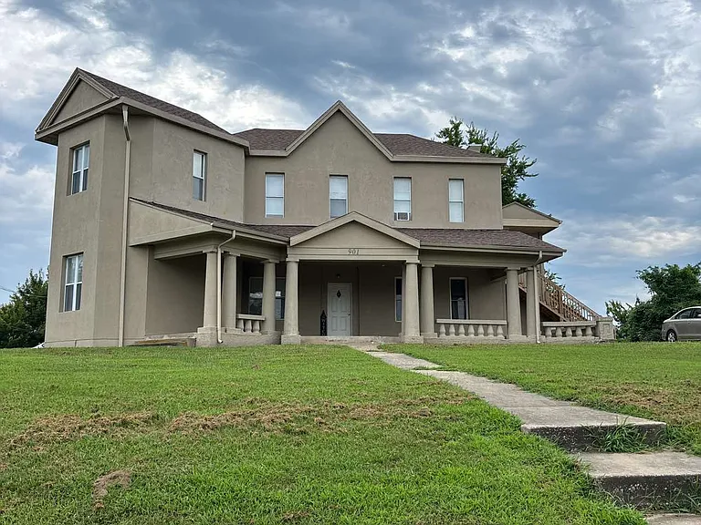 901 Jackson St E — Photo 15