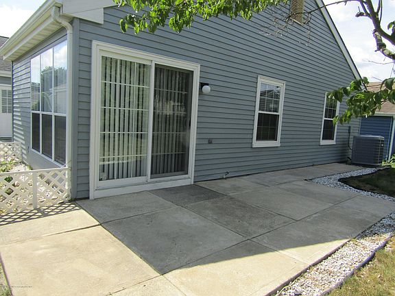 5th image of 148 Buckingham Drive N